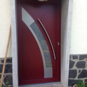 Haustür in Weinrot mit Aufsatzfüllung